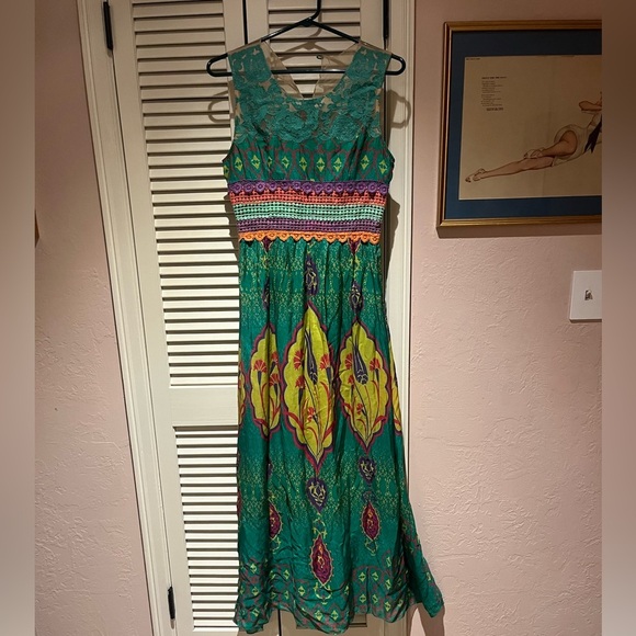 100% silk dress with embroidery and 100% cotton lining. - Picture 2 of 6